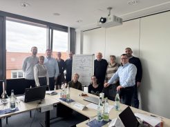 Projektpartner vor Flipchart im Besprechungsraum