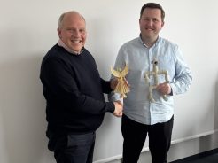 Ukrainischer Partner überreicht dem Leadpartner ein Gastgeschenk